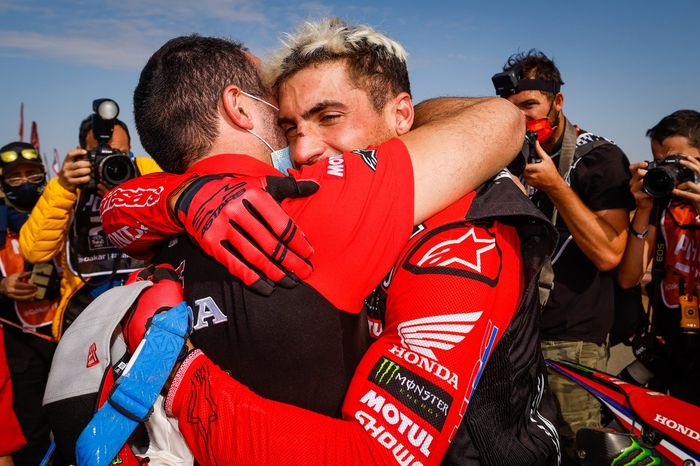 #47 Monster Energy Honda Team: Kevin Benavides celebra con el equipo