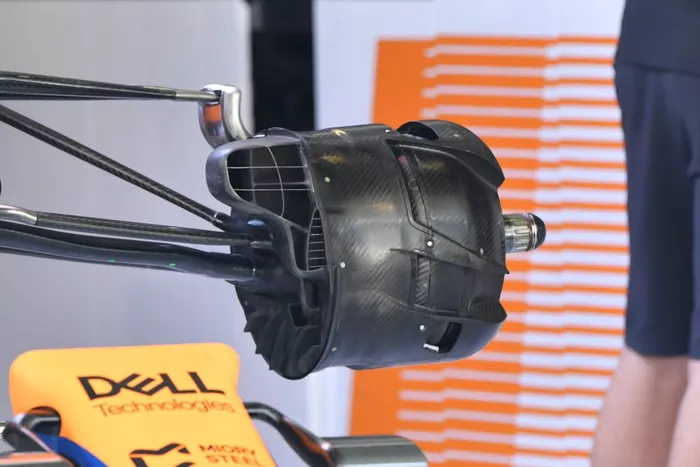 Detalle del ducto de frenos frontales del McLaren MCL35M 