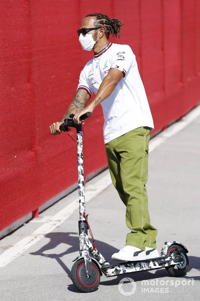 Lewis Hamilton, Mercedes en un patinete en el paddock