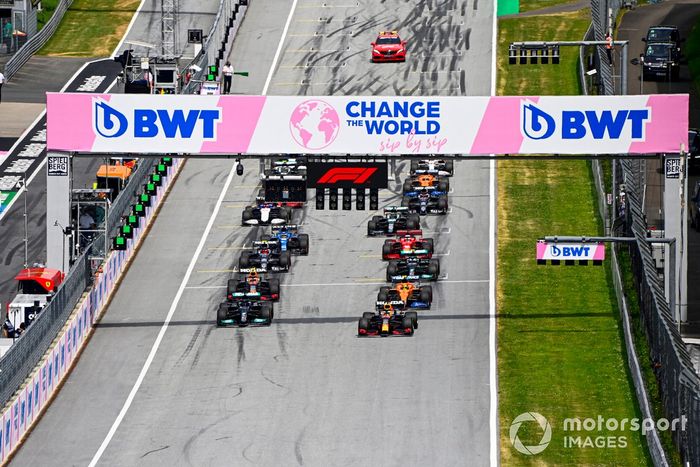 Arrancada Max Verstappen, Red Bull Racing RB16B, Lewis Hamilton, Mercedes W12, Sergio Pérez, Red Bull Racing RB16B, Lando Norris, McLaren MCL35M, Valtteri Bottas, Mercedes W12, Pierre Gasly, AlphaTauri AT02 y el resto del pelotón