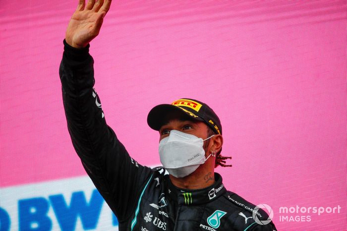 Podio: segundo lugar Lewis Hamilton, Mercedes