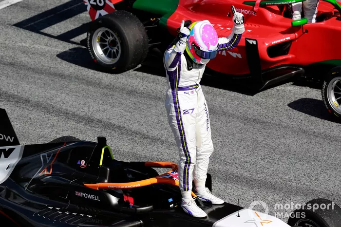 Ganadora Alice Powell celebran en Parc Ferme
