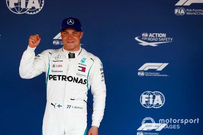 Ganador de la pole Valtteri Bottas, Mercedes AMG F1