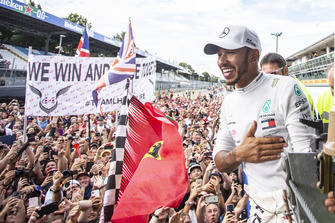 Le vainqueur Lewis Hamilton, Mercedes AMG F1 fête sa victoire avec les fans
