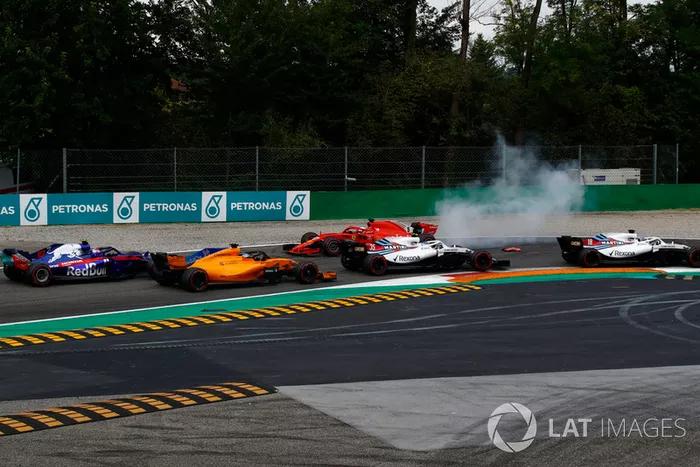 Sebastian Vettel, Ferrari SF71H en dirección contraria tras tocarse con Lewis Hamilton, Mercedes AMG F1 W09 