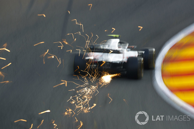 Las chispas vuelan desde la parte posterior de Kevin Magnussen, Haas F1 Team VF-18