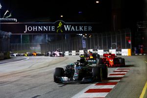 Valtteri Bottas, Mercedes AMG F1 W09 EQ Power+, voor Kimi Raikkonen, Ferrari SF71H, Daniel Ricciardo, Red Bull Racing RB14, en Sergio Perez, Racing Point Force India VJM11