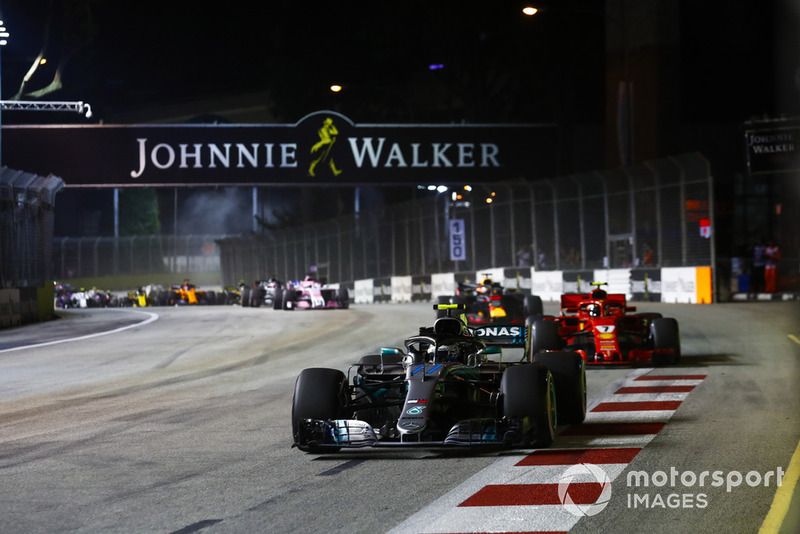 Valtteri Bottas, Mercedes AMG F1 W09 EQ Power+, leads Kimi Raikkonen, Ferrari SF71H, Daniel Ricciardo, Red Bull Racing RB14, and Sergio Perez, Racing Point Force India VJM11