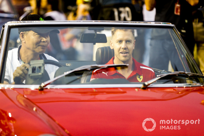 Sebastian Vettel, Ferrari, en el desfile de pilotos