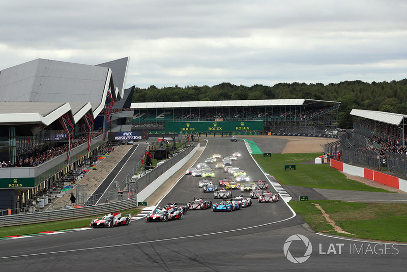 Start of the race, #7 Toyota Gazoo Racing Toyota TS050: Mike Conway, Kamui Kobayashi, Jose Maria Lopez leads 