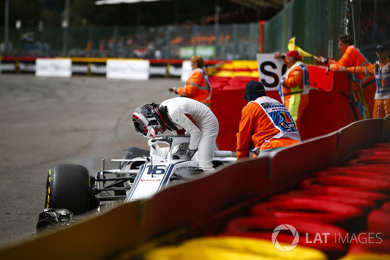 Charles Leclerc, Sauber C37, wycofuje się z wyścigu na pierwszym okrążeniu, po wypadku z Fernando Alonso, McLaren