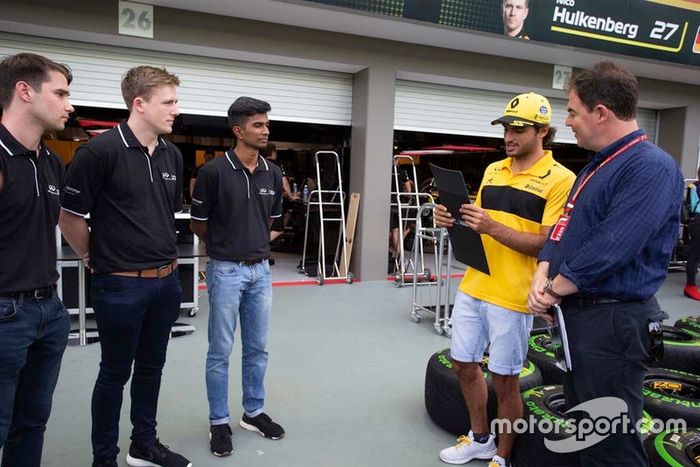 Participantes de la Academia de Ingeniería de Infiniti con James Allen y Carlos Sainz Jr., Renault Sport F1 Team