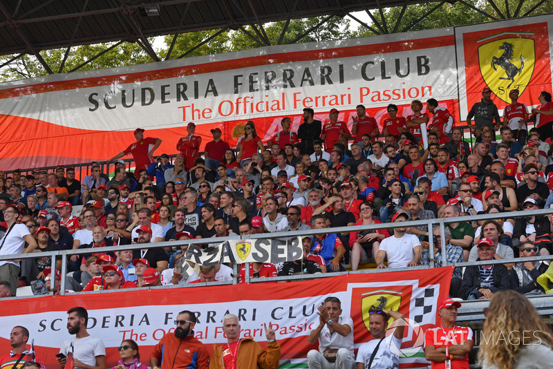 Tifosi e striscioni