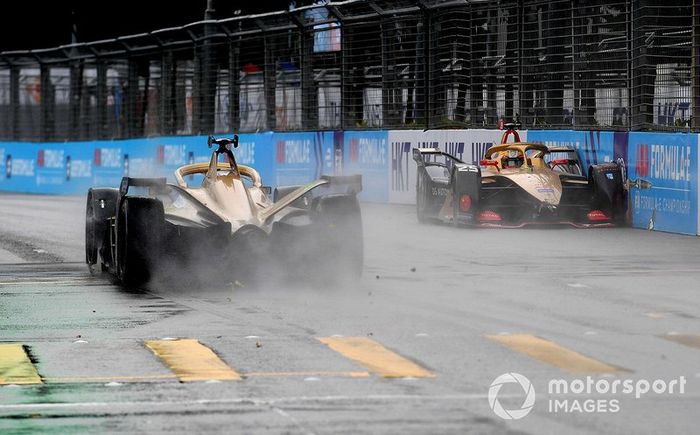 Jean-Eric Vergne, DS TECHEETAH, DS E-Tense FE19 tras un incidente y Andre Lotterer, DS TECHEETAH, DS E-Tense FE19 le pasa