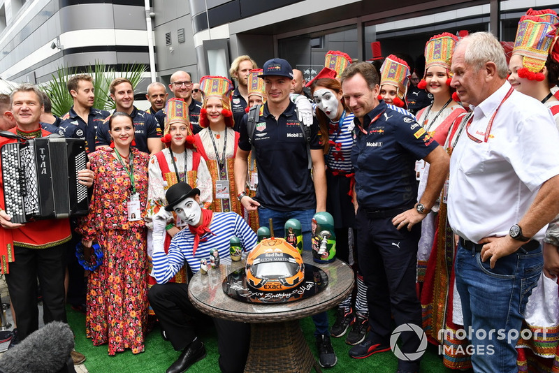 Макс Ферстаппен, Red Bull Racing, святкує день народження з Крістіаном Хорнером, керівником Red Bull Racing, д-р Гельмутом Марко, радником Red Bull