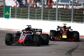 Romain Grosjean, Haas F1 Team VF-18, devant Daniel Ricciardo, Red Bull Racing RB14
