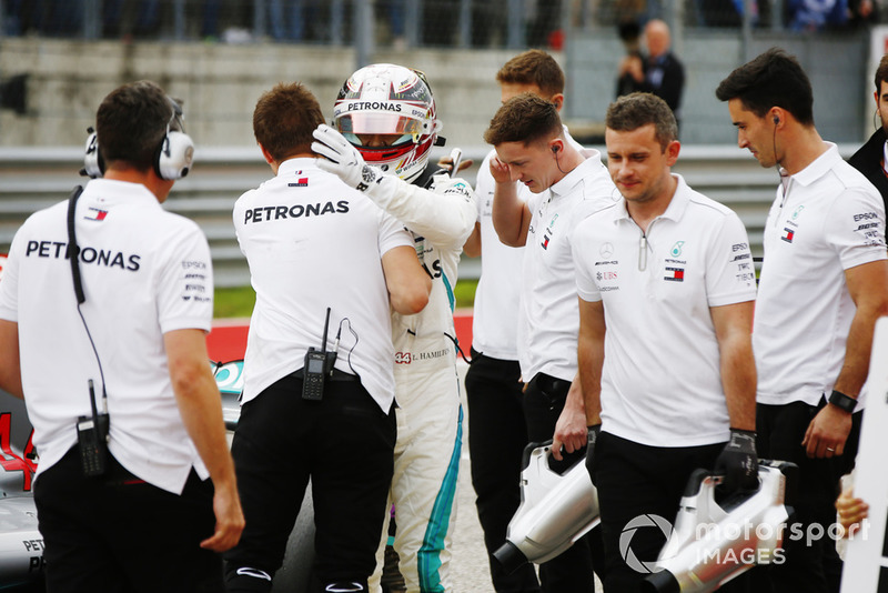 Lewis Hamilton, Mercedes AMG F1, festeggia con il suo team dopo aver conquistato la Pole Position