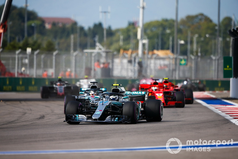 Valtteri Bottas, Mercedes AMG F1 W09, Lewis Hamilton, Mercedes AMG F1 W09 y Sebastian Vettel, Ferrari SF71H
