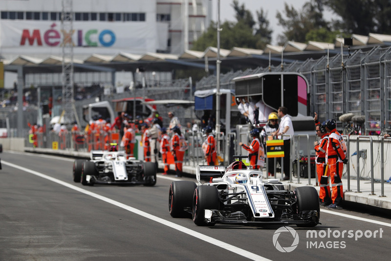 Marcus Ericsson, Sauber C37, and Charles Leclerc, Sauber C37, head to the grid