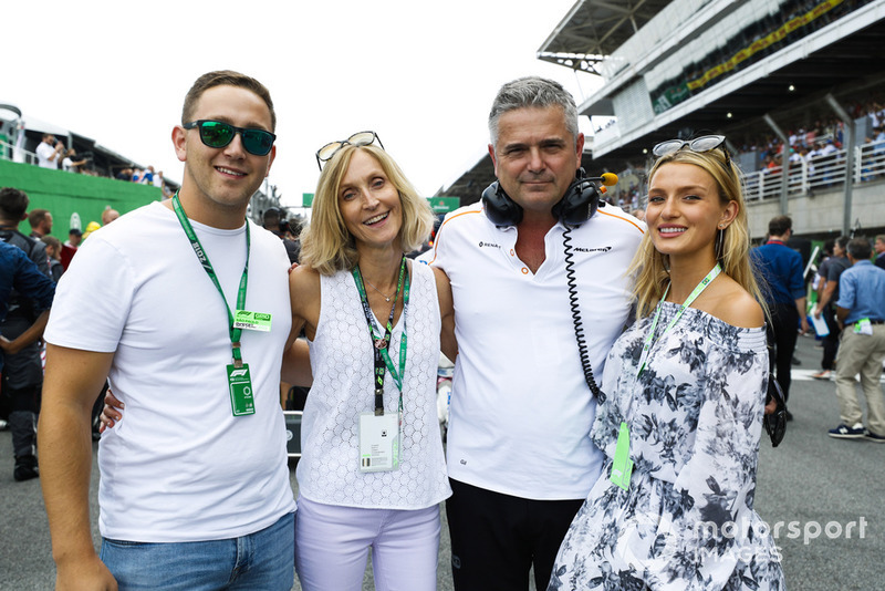 Des invités sur la grille avec Gil de Ferran, directeur sportif de McLaren