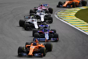 Fernando Alonso, McLaren MCL33 devant Brendon Hartley, Scuderia Toro Rosso STR13, Sergey Sirotkin, Williams FW41, Lance Stroll, Williams FW41 et Esteban Ocon, Racing Point Force India VJM11 