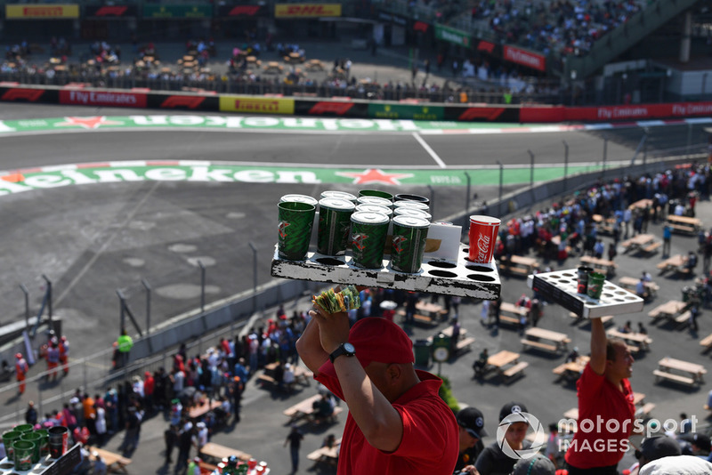 Venditore di birra e tifosi