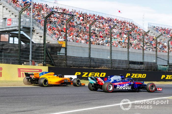 Fernando Alonso, McLaren MCL33, sale de la pista detrás de Brendon Hartley, Toro Rosso STR13 