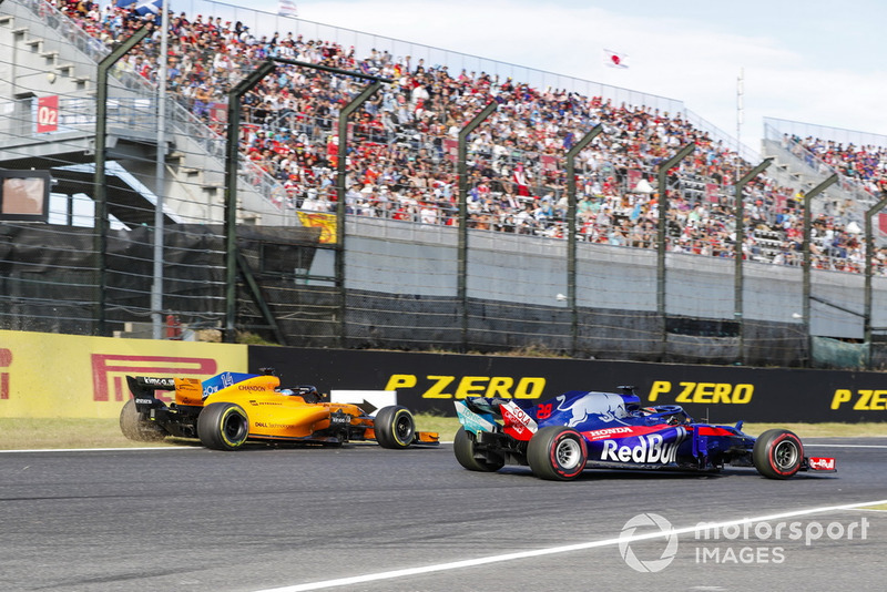 Fernando Alonso, McLaren MCL33, sale de la pista detrás de Brendon Hartley, Toro Rosso STR13