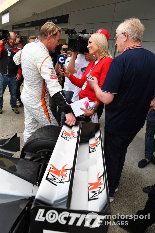 Mika Häkkinen pilote la McLaren MP4/13 à Suzuka