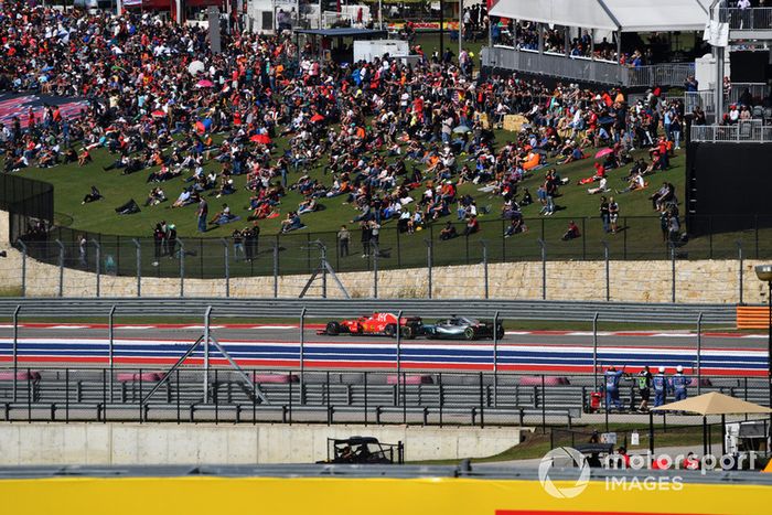 Kimi Raikkonen, Ferrari SF71H y Lewis Hamilton, Mercedes-AMG F1 W09 