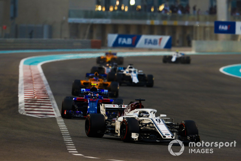 Marcus Ericsson, Sauber C37, precede Pierre Gasly, Scuderia Toro Rosso STR13, Fernando Alonso, McLaren MCL33, e Lance Stroll, Williams FW41