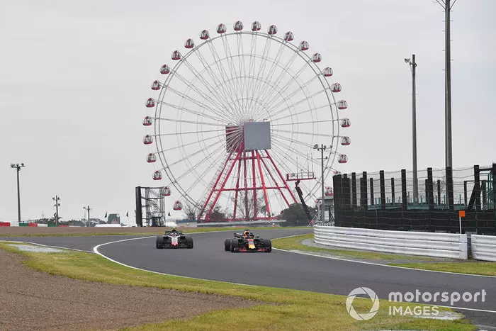 Daniel Ricciardo, Red Bull Racing RB14 y Kevin Magnussen, Haas F1 Team VF-18 