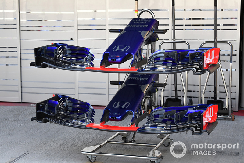 Scuderia Toro Rosso STR13 nose and front wings