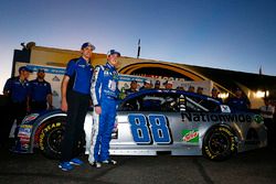 Pole, Alex Bowman, Hendrick Motorsports Chevrolet con Greg Ives