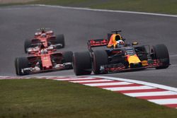 Daniel Ricciardo, Red Bull Racing RB13, devant Sebastian Vettel, Ferrari SF70H, et Kimi Raikkonen, Ferrari SF70H