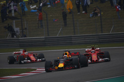 Daniel Ricciardo, Red Bull Racing RB13, Kimi Raikkonen, Ferrari SF70H y Sebastian Vettel, Ferrari SF