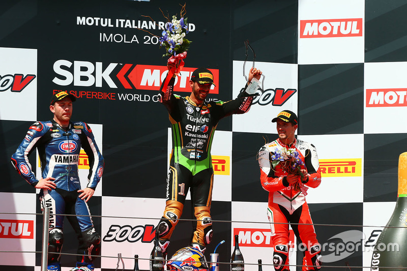 Podio: ganador de la carrera Kenan Sofuoglu, Kawasaki Puccetti Racing, segundo lugar Lucas Mahias, G