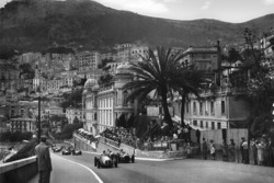 Jose Froilan Gonzalez, Maserati 4CLT/48 et Luigi Villoresi, Ferrari 125, au moment du départ