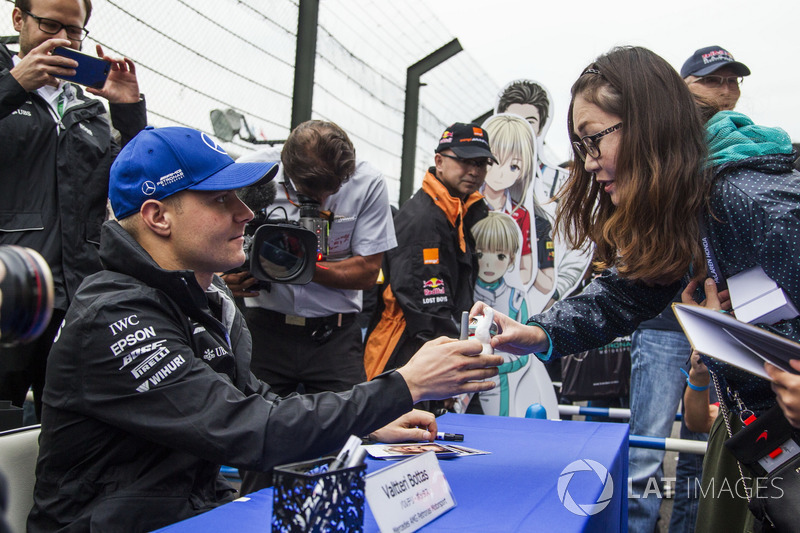 Valtteri Bottas, Mercedes AMG F1 signs autographs for the fans