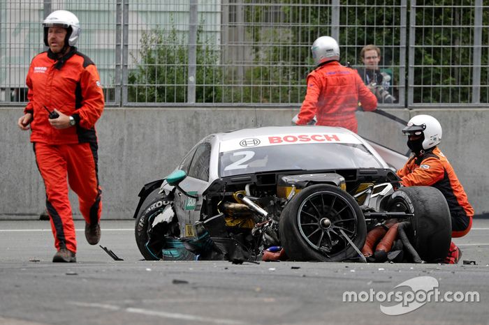 El auto de Gary Paffett, Mercedes-AMG Team HWA, Mercedes-AMG C63 DTM después del choque