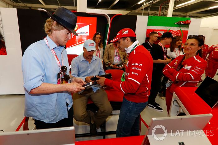 Owen Wilson y Woody Harrelson reciban un recorrido por el garaje de Ferrari de Sergio Marchionne director ejecutivo Fiat Chrysler y Presidente de Ferrari