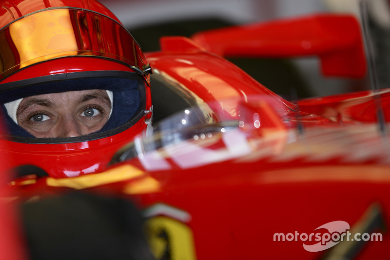 Valentino Rossi prueba con Ferrari en Valencia en 2006
