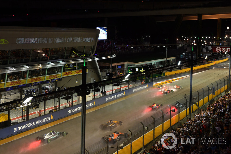 Kimi Raikkonen, Ferrari SF70H, Max Verstappen, Red Bull Racing RB13 ve Sebastian Vettel, Ferrari SF70H ilk tur kaza