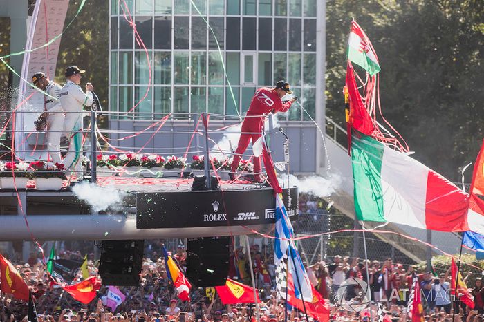 Podio: ganador de la carrera Lewis Hamilton, Mercedes AMG F1, segundo lugar Valtteri Bottas, Mercede