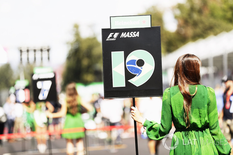 Grid girl for Felipe Massa, Williams FW40