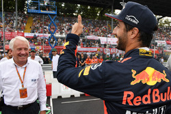 Daniel Ricciardo, Red Bull Racing aend Charlie Whiting, FIA-delegaat