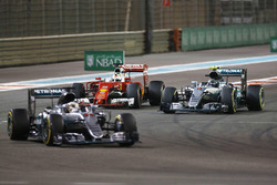 Lewis Hamilton, Mercedes AMG F1 W07 Hybrid vor Nico Rosberg, Mercedes AMG F1 W07 Hybrid; Sebastian