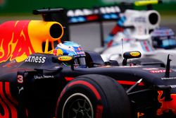 Daniel Ricciardo, Red Bull Racing RB12 y Valtteri Bottas, Williams FW38