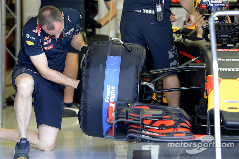 Daniel Ricciardo, Red Bull Racing teste les pneus Pirelli 2017