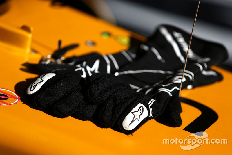 Renault F1: перчатки